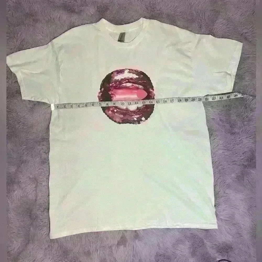 Large Graphic Tee Lips and Lipstick - Picture 5 of 6